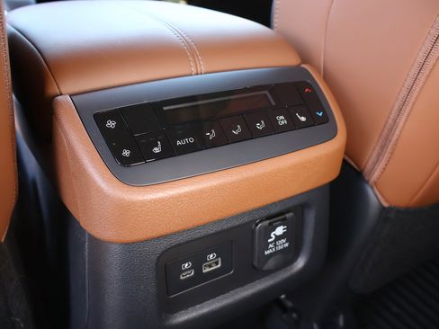 Used 2024 Nissan Pathfinder Platinum image 27