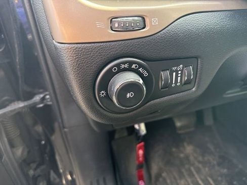 Used 2015 Jeep Cherokee Limited image 14