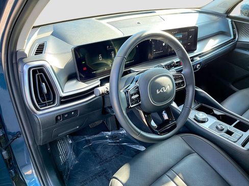 Certified 2025 Kia Sorento EX image 8
