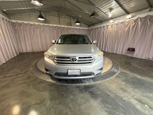 Used 2012 Toyota Highlander FWD image 2