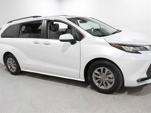 Used 2023 Toyota Sienna XLE image 1