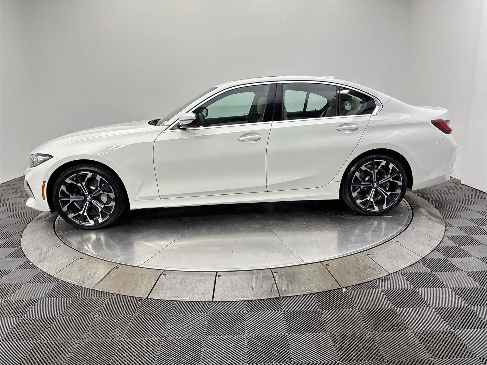 Used 2026 BMW 330i xDrive Sedan w/ Parking Assistance Package AWD/4WD image 16
