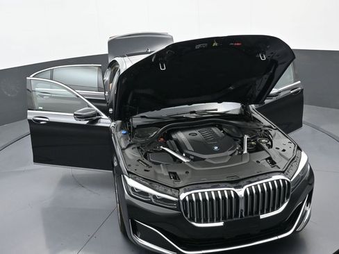 Used 2022 BMW 740i xDrive w/ Premium Package image 38