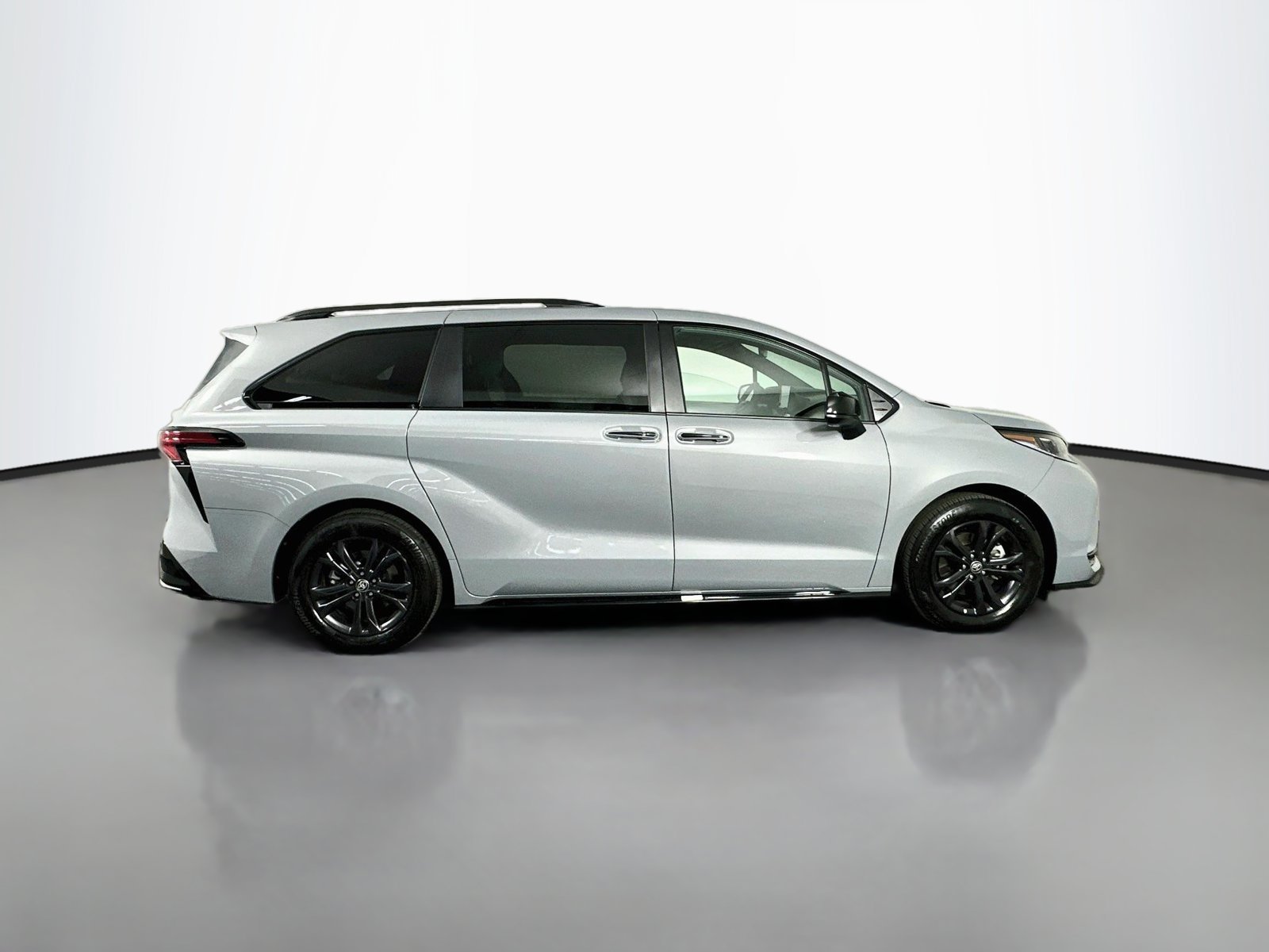 Used 2026 Toyota Sienna XSE AWD/4WD image 8
