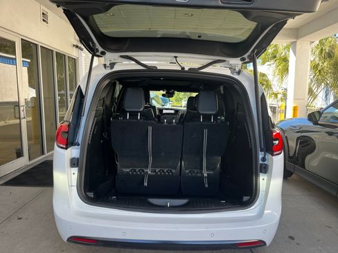 Used 2025 Chrysler Pacifica Limited image 36