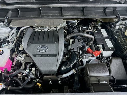 Used 2023 Toyota Highlander LE image 33