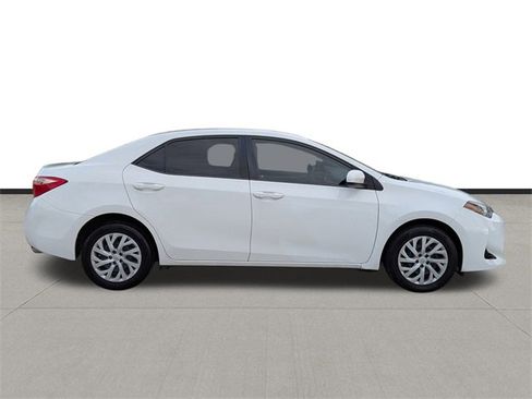Used 2017 Toyota Corolla LE image 4