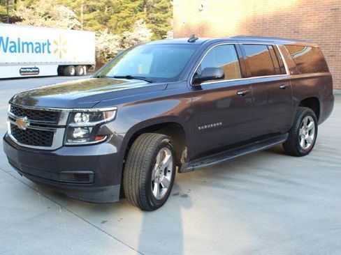 Used 2017 Chevrolet Suburban LT image 2