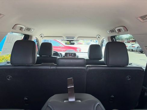 Used 2025 Nissan Pathfinder SL AWD/4WD image 12