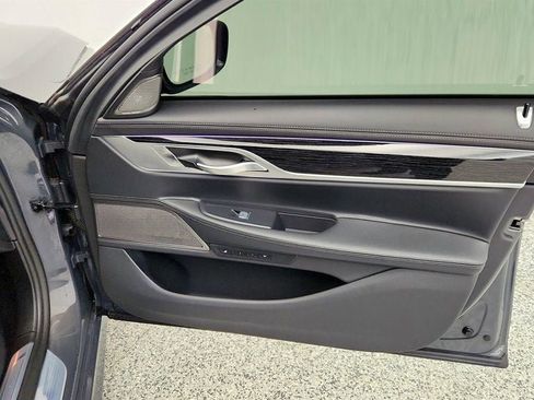 Used 2022 BMW 750i xDrive w/ Executive Package image 27