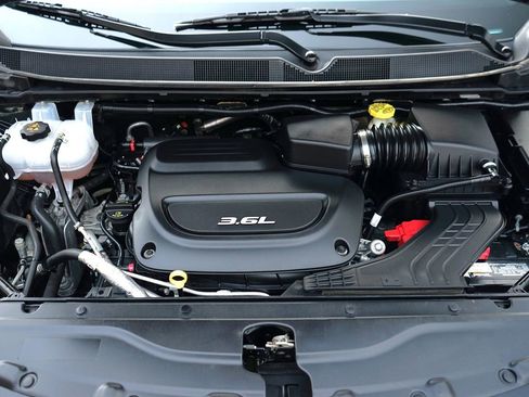 Used 2018 Chrysler Pacifica Touring-L image 35