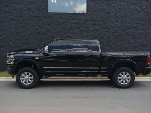 Used 2025 RAM 2500 Limited AWD/4WD image 2