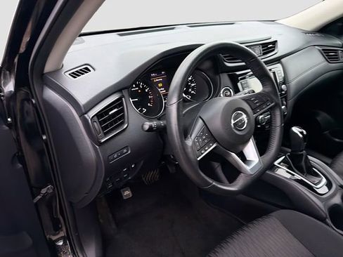 Used 2018 Nissan Rogue SV image 9