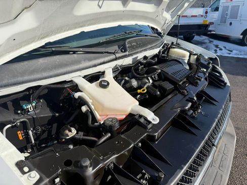 Used 2016 Chevrolet Express 3500 w/ Chrome Appearance Package image 35