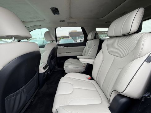 Used 2023 Hyundai Palisade Calligraphy image 17