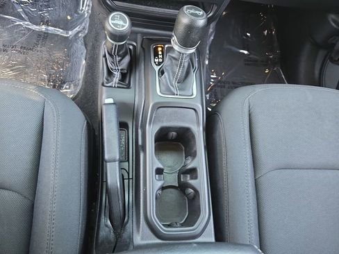 Used 2018 Jeep Wrangler Unlimited Sahara AWD/4WD image 27