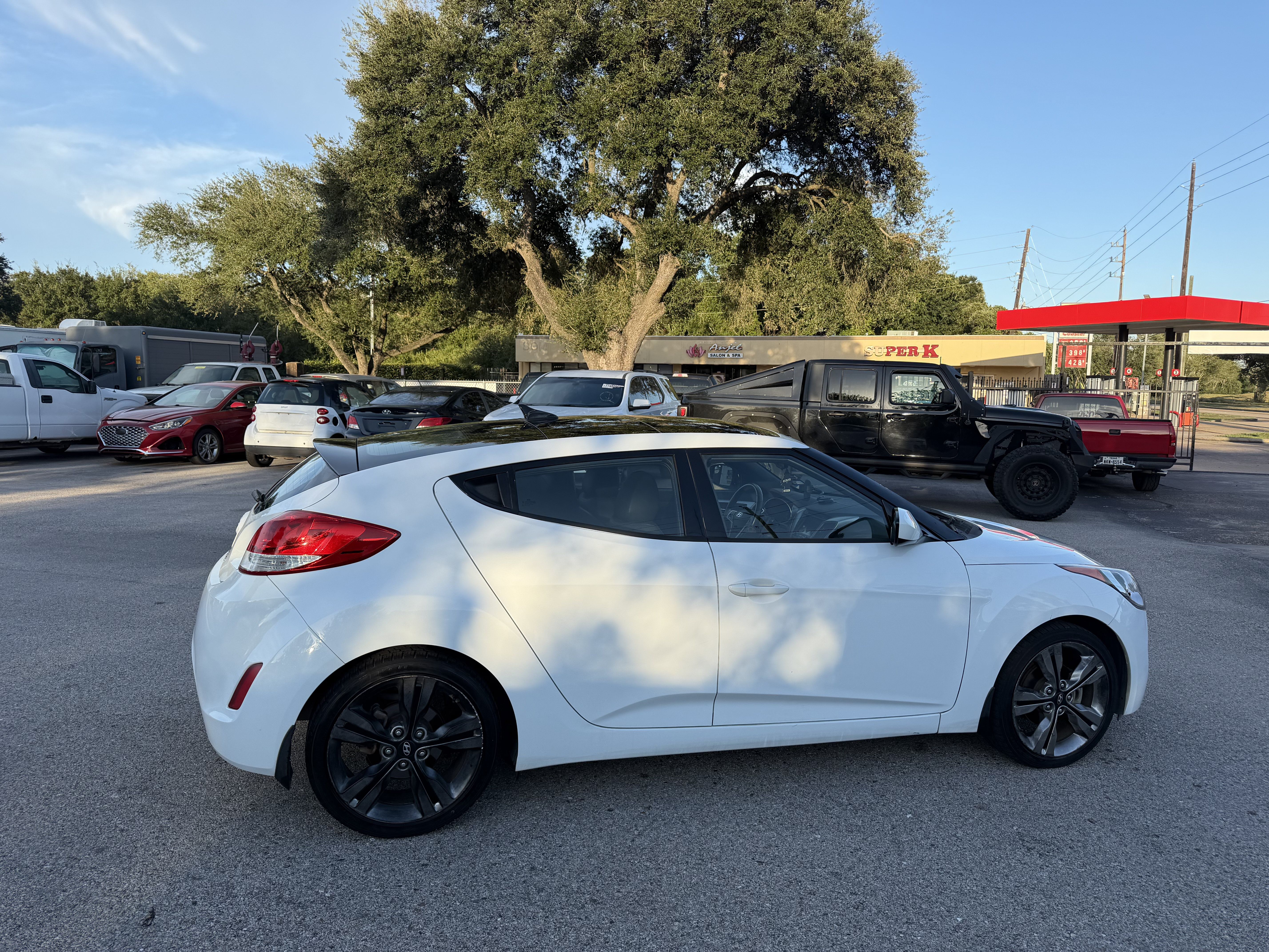 Used 2016 Hyundai Veloster w/ Option Group 02 FWD image 4