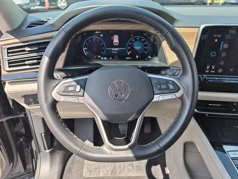 Used 2025 Volkswagen Atlas SE FWD image 19