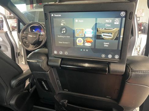Used 2018 Chrysler Pacifica Touring-L Plus w/ S Appearance Package FWD image 28
