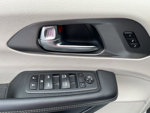 Used 2023 Chrysler Pacifica Touring-L FWD image 28