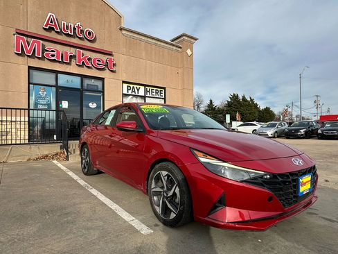 Used 2023 Hyundai Elantra SEL w/ Convenience Package image 3