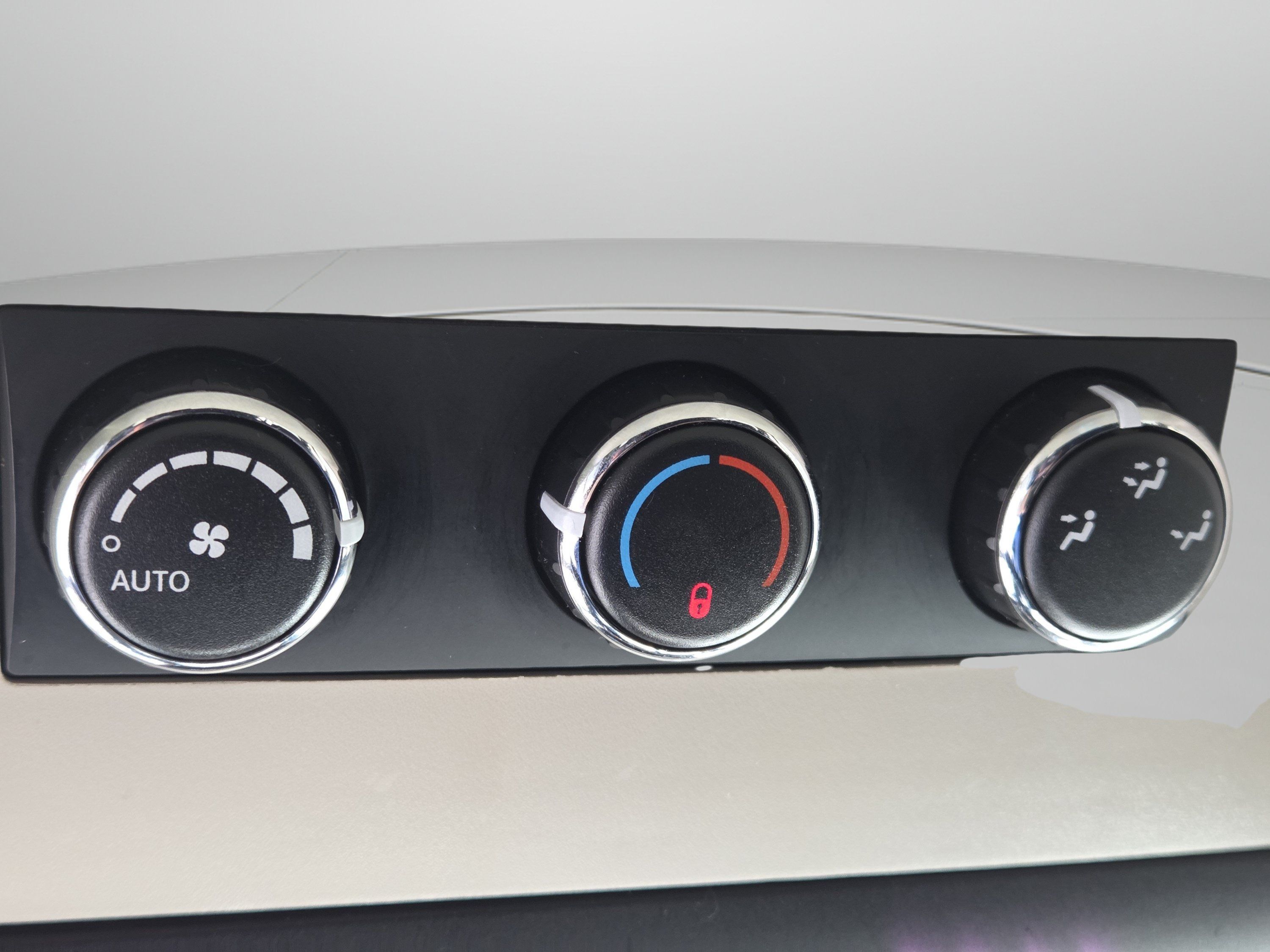 Used 2015 Chrysler Town & Country Touring FWD image 29