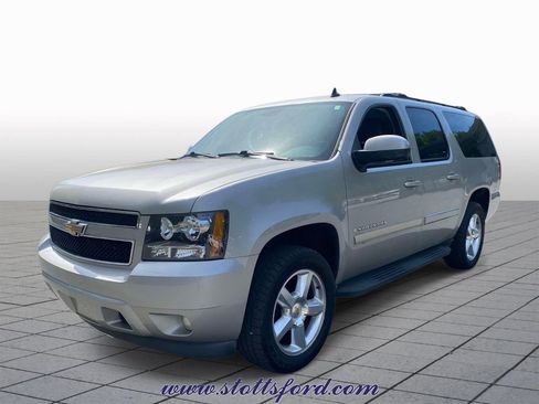 Used 2009 Chevrolet Suburban LT w/ Luxury Package RWD image 3