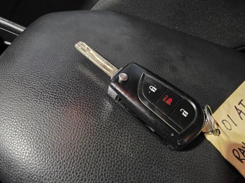 Used 2021 Toyota RAV4 LE AWD/4WD image 9