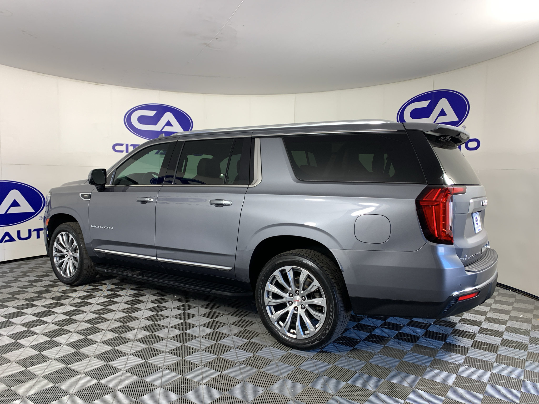 Used 2022 GMC Yukon XL SLT w/ SLT Premium Package AWD/4WD image 5
