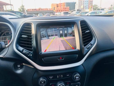 Used 2017 Jeep Cherokee Trailhawk AWD/4WD image 14