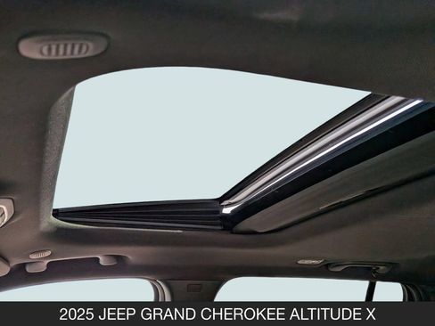 Used 2025 Jeep Grand Cherokee Altitude AWD/4WD image 16