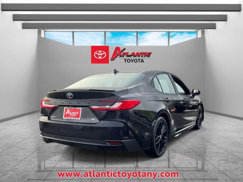 Used 2025 Toyota Camry SE image 5