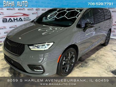 Used 2025 Chrysler Pacifica Limited image 51