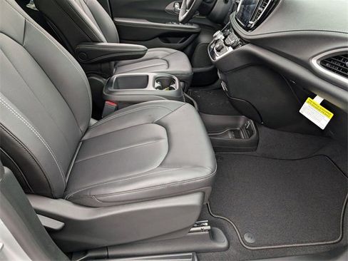 New 2026 Chrysler Pacifica Select image 32