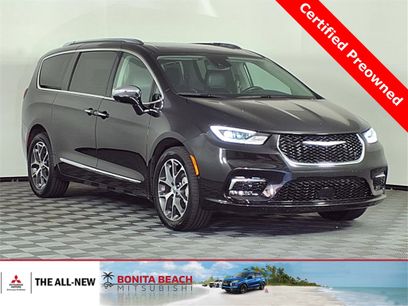 Used 2021 Chrysler Pacifica Limited w/ Uconnect Theater Family Group