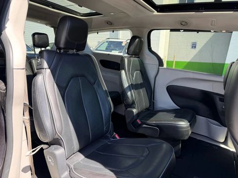 Used 2020 Chrysler Pacifica Limited FWD image 19