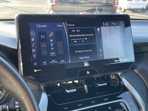 Used 2022 Toyota Venza XLE image 18