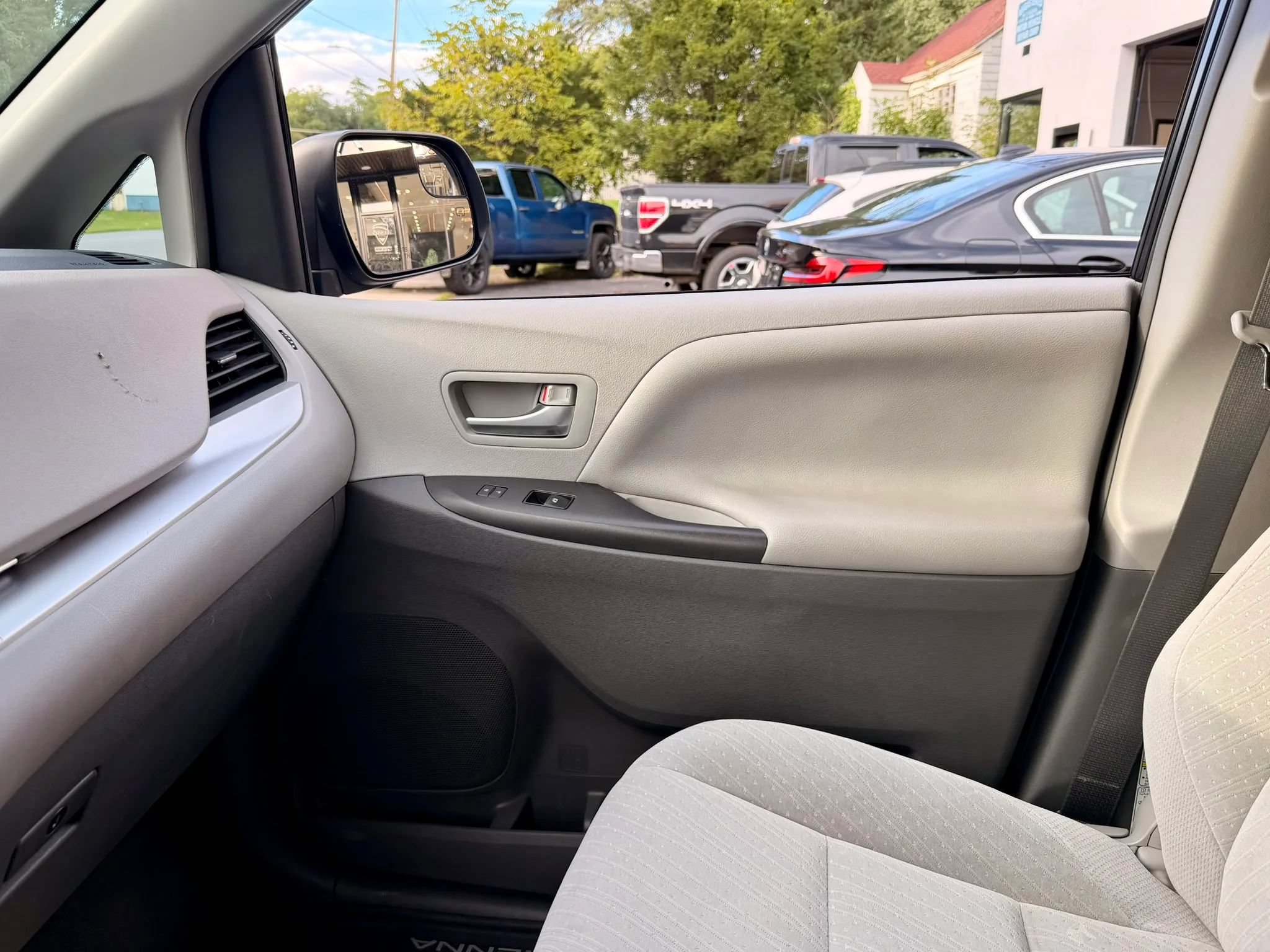 Used 2018 Toyota Sienna LE FWD image 18
