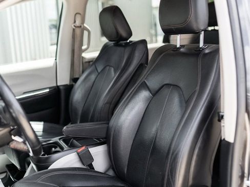 Used 2019 Chrysler Pacifica Touring-L FWD image 8