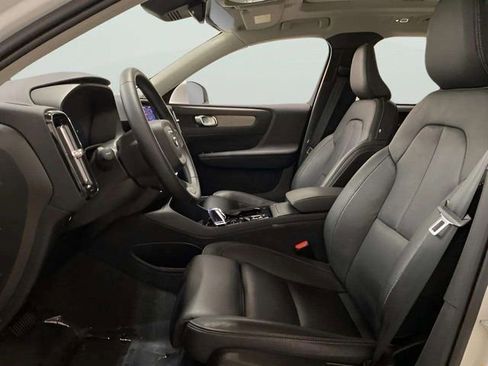 Used 2025 Volvo XC40 B5 Plus image 16