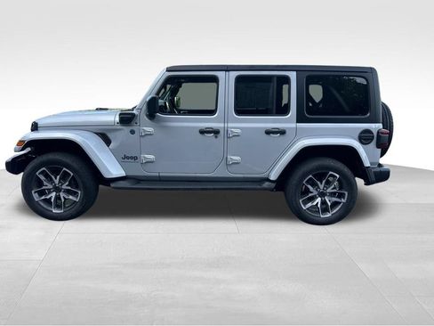 Used 2024 Jeep Wrangler Unlimited w/ Convenience Group AWD/4WD image 2