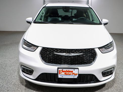 Used 2023 Chrysler Pacifica Touring-L FWD image 4