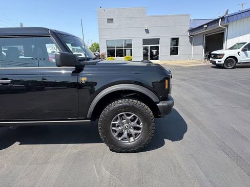 Used 2025 Ford Bronco Badlands w/ Black Appearance Package AWD/4WD image 2