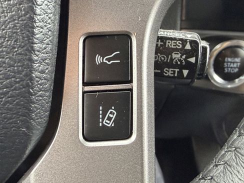 Used 2018 Toyota Tacoma Limited image 32