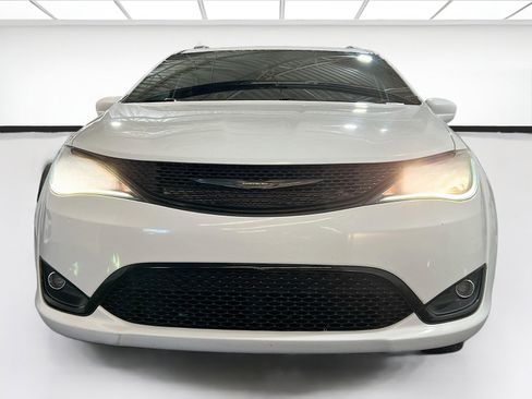 Used 2020 Chrysler Pacifica Touring w/ S Appearance Package image 2