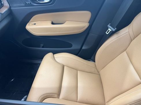 Used 2022 Volvo XC60 B5 Inscription w/ Climate Package image 21