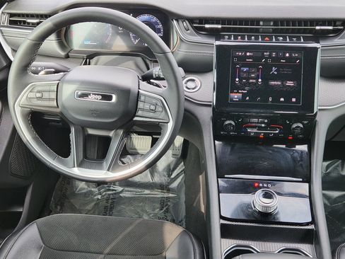 Used 2025 Jeep Grand Cherokee Altitude AWD/4WD image 30