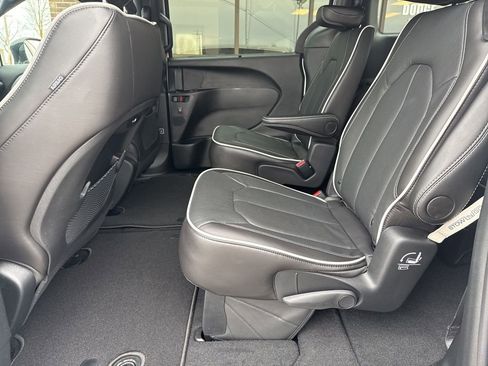 New 2026 Chrysler Pacifica Limited image 35