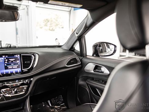 Used 2025 Chrysler Pacifica Limited FWD image 39