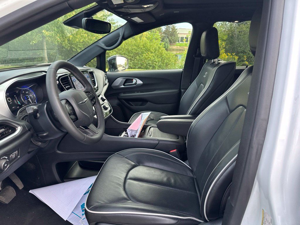 Used 2025 Chrysler Pacifica Limited w/ Uconnect Theater Family Group FWD image 9